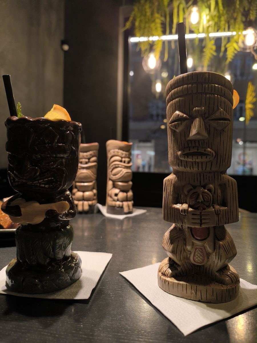 Tiki stiliaus kokteilių puodeliai ant baro